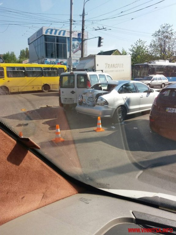 У Вінниці автобус зіштовхнувся з двома легковиками - фото 1