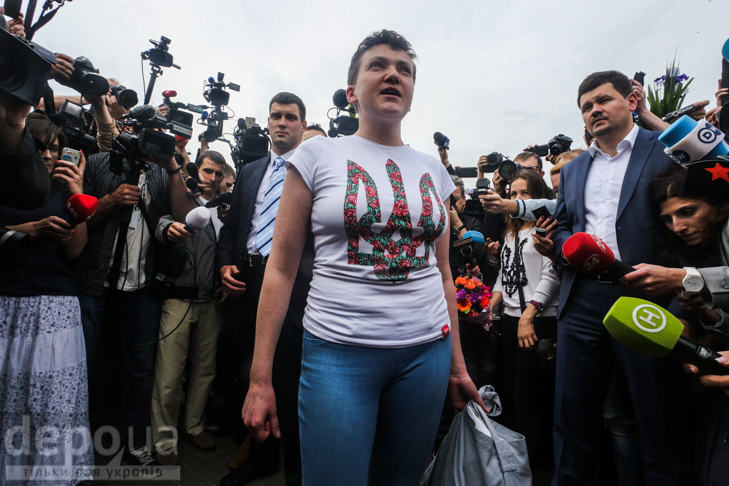 Перші кроки Надії Савченко на рідній землі (ФОТОРЕПОРТАЖ) - фото 1