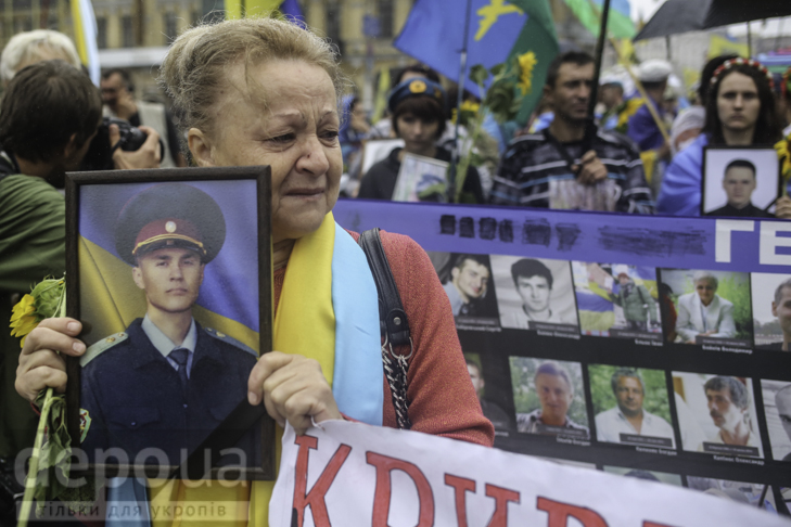 Інший парад: Як центром Києва йшли матері загиблих в АТО військових - фото 2