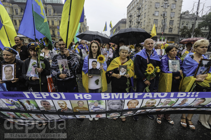 Інший парад: Як центром Києва йшли матері загиблих в АТО військових - фото 4