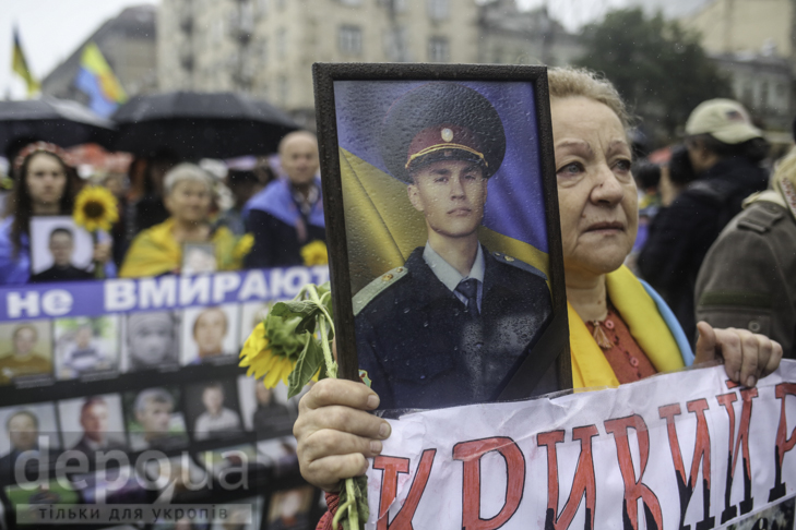 Інший парад: Як центром Києва йшли матері загиблих в АТО військових - фото 5