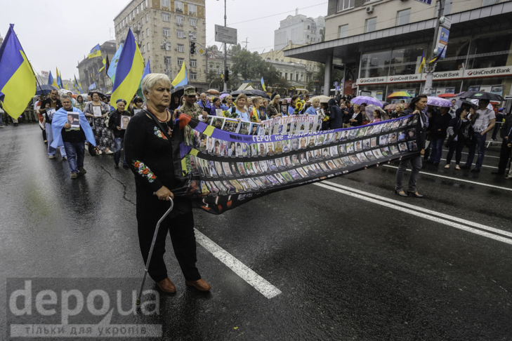 Інший парад: Як центром Києва йшли матері загиблих в АТО військових - фото 6