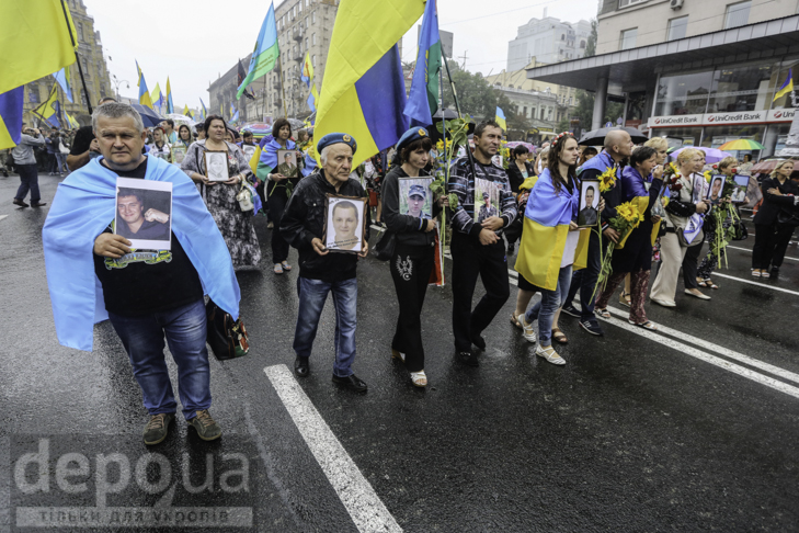 Інший парад: Як центром Києва йшли матері загиблих в АТО військових - фото 7