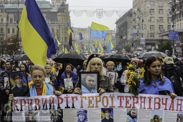 Інший парад: Як центром Києва йшли матері загиблих в АТО військових - фото 8