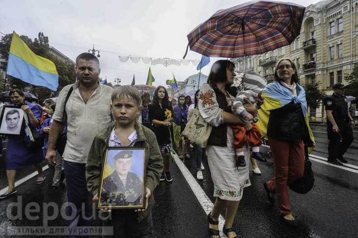 Інший парад: Як центром Києва йшли матері загиблих в АТО військових - фото 10