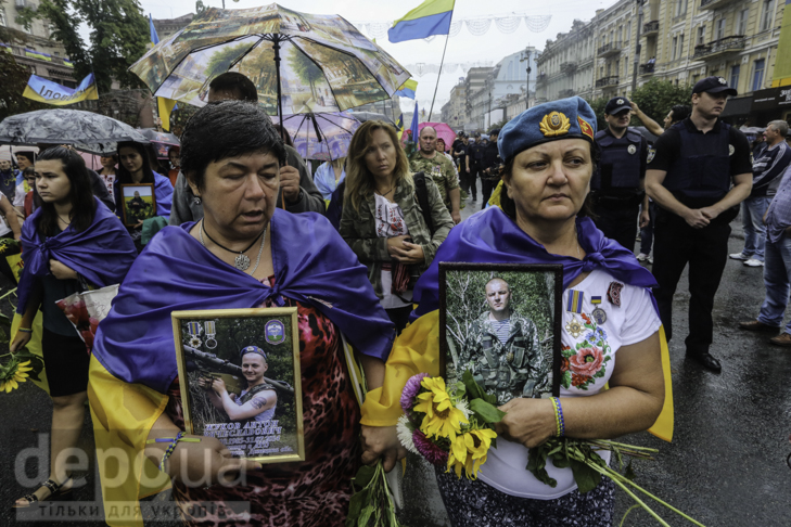 Інший парад: Як центром Києва йшли матері загиблих в АТО військових - фото 11