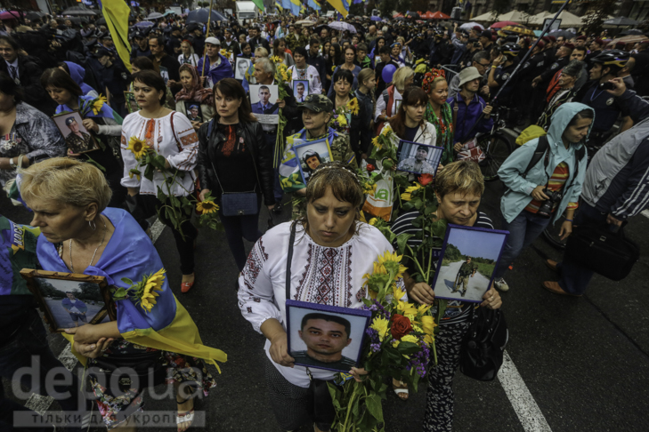 Інший парад: Як центром Києва йшли матері загиблих в АТО військових - фото 18