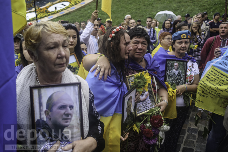 Інший парад: Як центром Києва йшли матері загиблих в АТО військових - фото 28