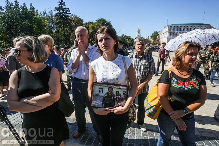 Як бійці добробатів поминали побратимів, загиблих під Іловайськом - фото 5 Як бійці добробатів поминали побратимів, загиблих під Іловайськом - фото 5