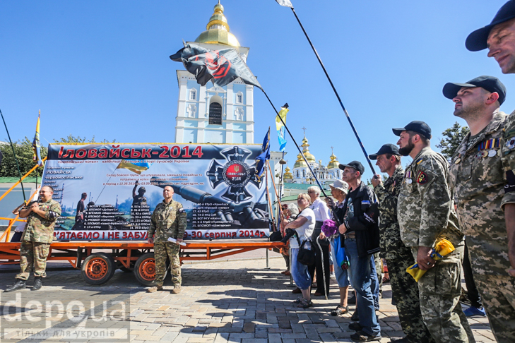 Як бійці добробатів поминали побратимів, загиблих під Іловайськом - фото 8 Як бійці добробатів поминали побратимів, загиблих під Іловайськом - фото 8