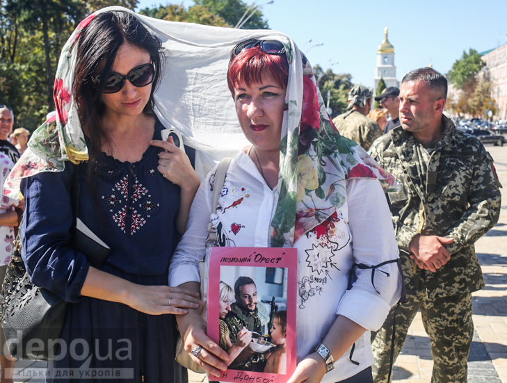 Як бійці добробатів поминали побратимів, загиблих під Іловайськом - фото 6 Як бійці добробатів поминали побратимів, загиблих під Іловайськом - фото 6