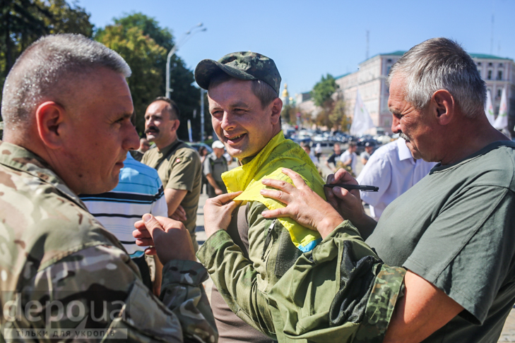 Як бійці добробатів поминали побратимів, загиблих під Іловайськом - фото 12 Як бійці добробатів поминали побратимів, загиблих під Іловайськом - фото 12