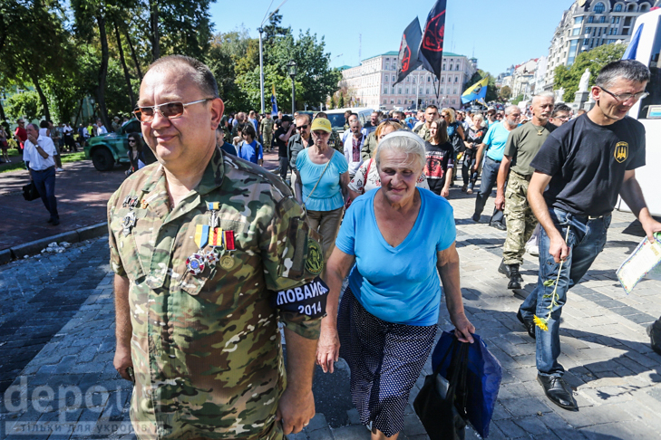 Як бійці добробатів поминали побратимів, загиблих під Іловайськом - фото 14 Як бійці добробатів поминали побратимів, загиблих під Іловайськом - фото 14