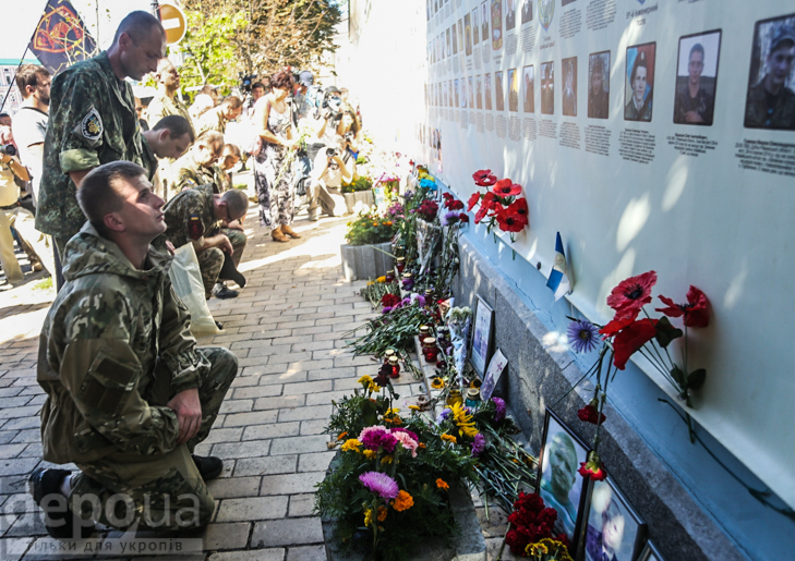 Як бійці добробатів поминали побратимів, загиблих під Іловайськом - фото 15 Як бійці добробатів поминали побратимів, загиблих під Іловайськом - фото 15