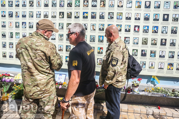 Як бійці добробатів поминали побратимів, загиблих під Іловайськом - фото 18 Як бійці добробатів поминали побратимів, загиблих під Іловайськом - фото 18