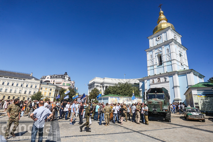 Як бійці добробатів поминали побратимів, загиблих під Іловайськом - фото 1