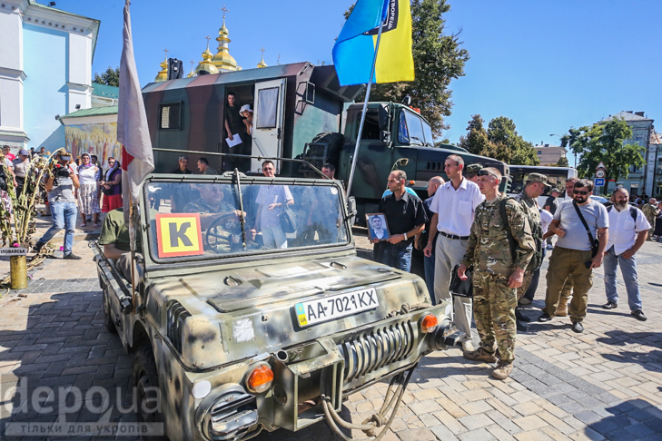 Як бійці добробатів поминали побратимів, загиблих під Іловайськом - фото 20 Як бійці добробатів поминали побратимів, загиблих під Іловайськом - фото 20