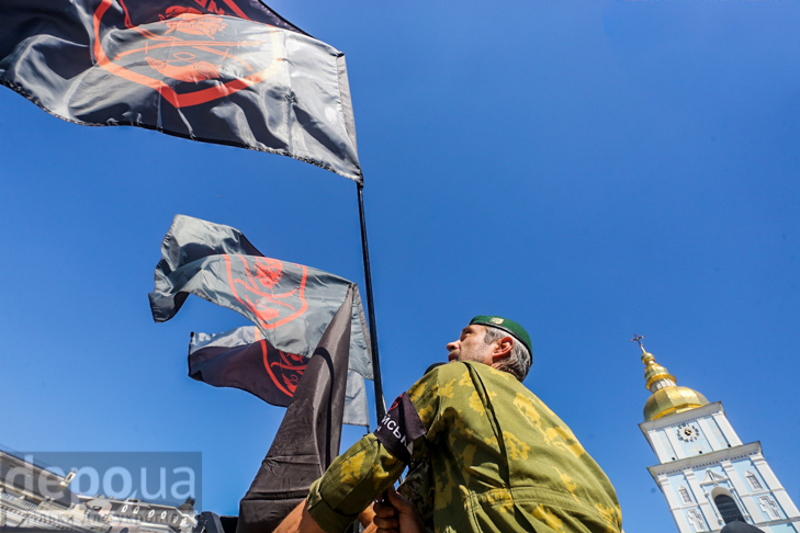Як бійці добробатів поминали побратимів, загиблих під Іловайськом - фото 22 Як бійці добробатів поминали побратимів, загиблих під Іловайськом - фото 22