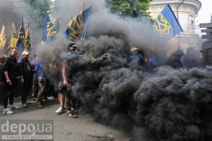 "Азов" влаштував димове пекло під Радою - фото 4