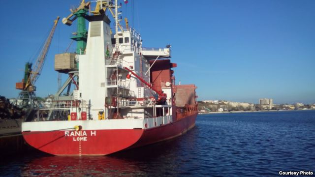 В порти Криму зайшли танкер з прапором Монголії і вантажне судно з прапором Того - фото 2