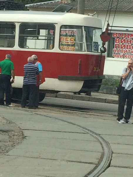 На Москалівці трамвай злетів з рейок при повороті  - фото 1