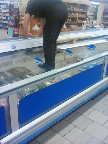 Працівник запорізького супермаркета заліз у взутті до холодильника з їжею - фото 1