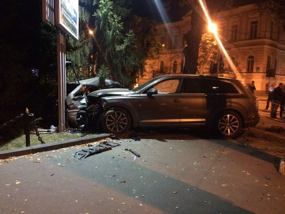 У центрі Харкова Audi зім’яв "ВАЗ": є постраждалі - фото 1