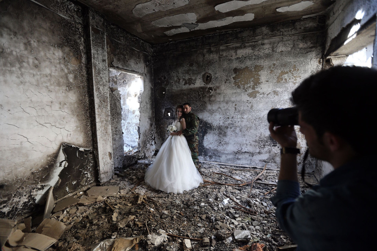 Як молодята робили фотосесію у знищеному авіаударами сирійському місті  - фото 1