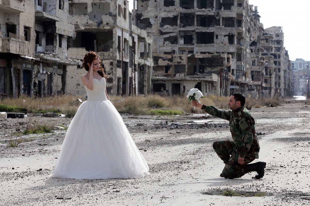 Як молодята робили фотосесію у знищеному авіаударами сирійському місті  - фото 2