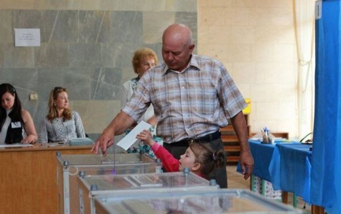 У волинському окрузі голосують навіть діти (ФОТО) - фото 1