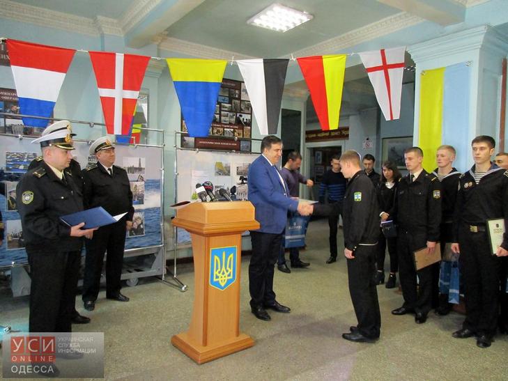 Саакашвілі вручив нагороди кращим курсантам Одеської морської академії - фото 1