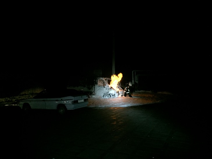 Як у дворі вінницької багатоповерхівки гасили палаючу "Газель" - фото 2