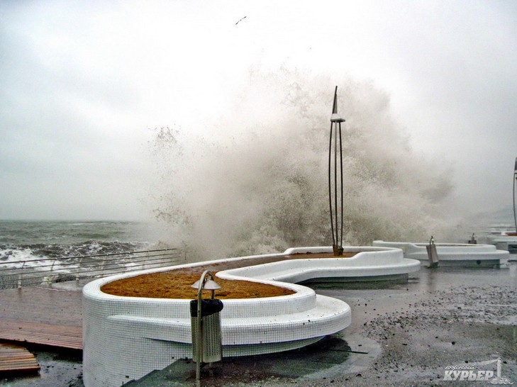 Одеське узбережжя поглинає потужний шторм - фото 4