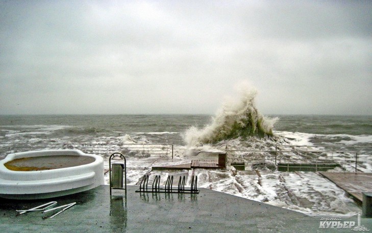 Одеське узбережжя поглинає потужний шторм - фото 3