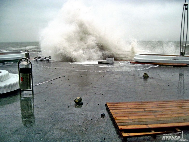 Одеське узбережжя поглинає потужний шторм - фото 2