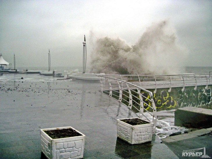 Одеське узбережжя поглинає потужний шторм - фото 1