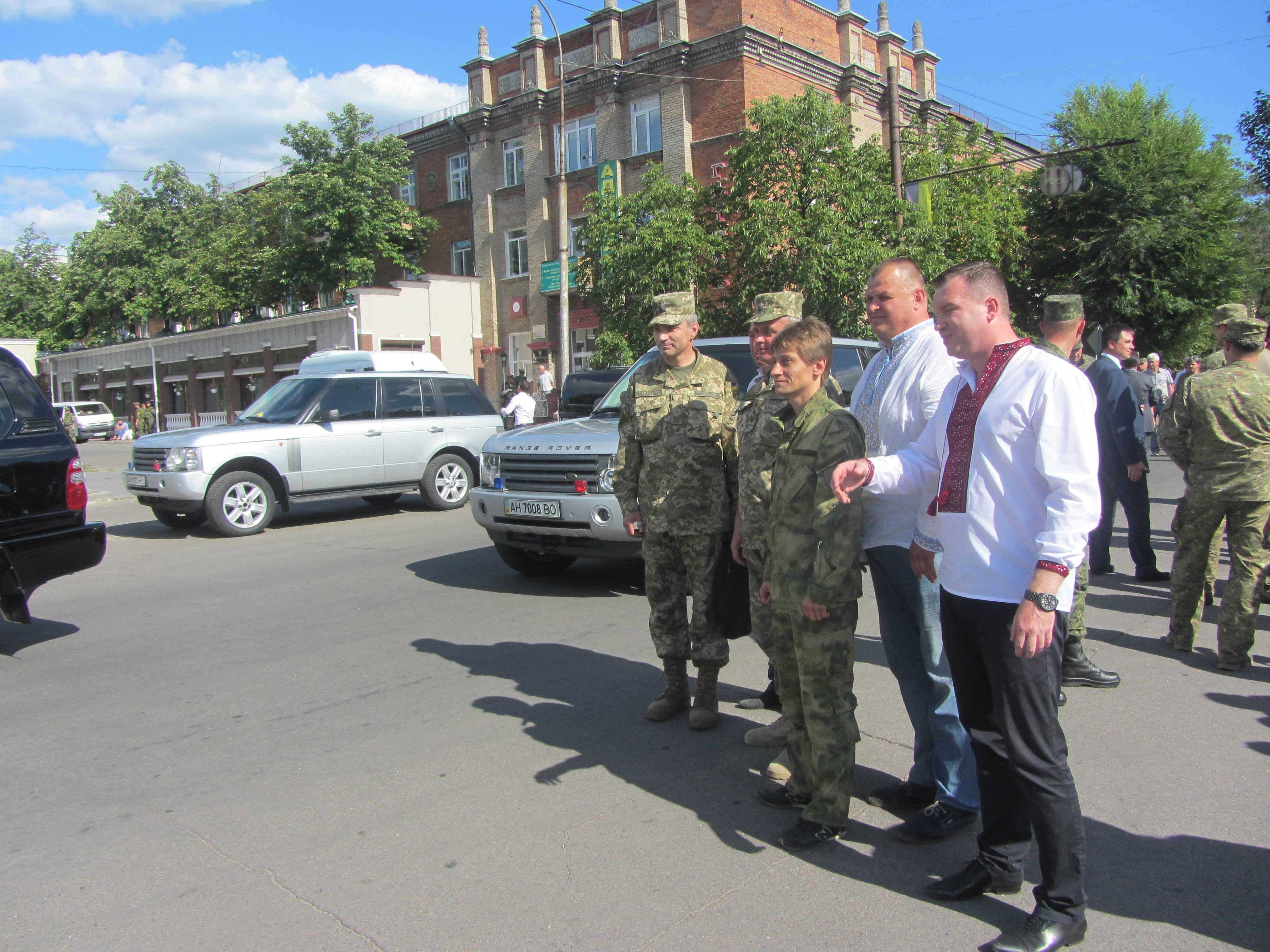 Як фанатично охороняли безпеку Порошенка у Сєвєродонецьку: снайпери, військові, обшуки і оточення - фото 5