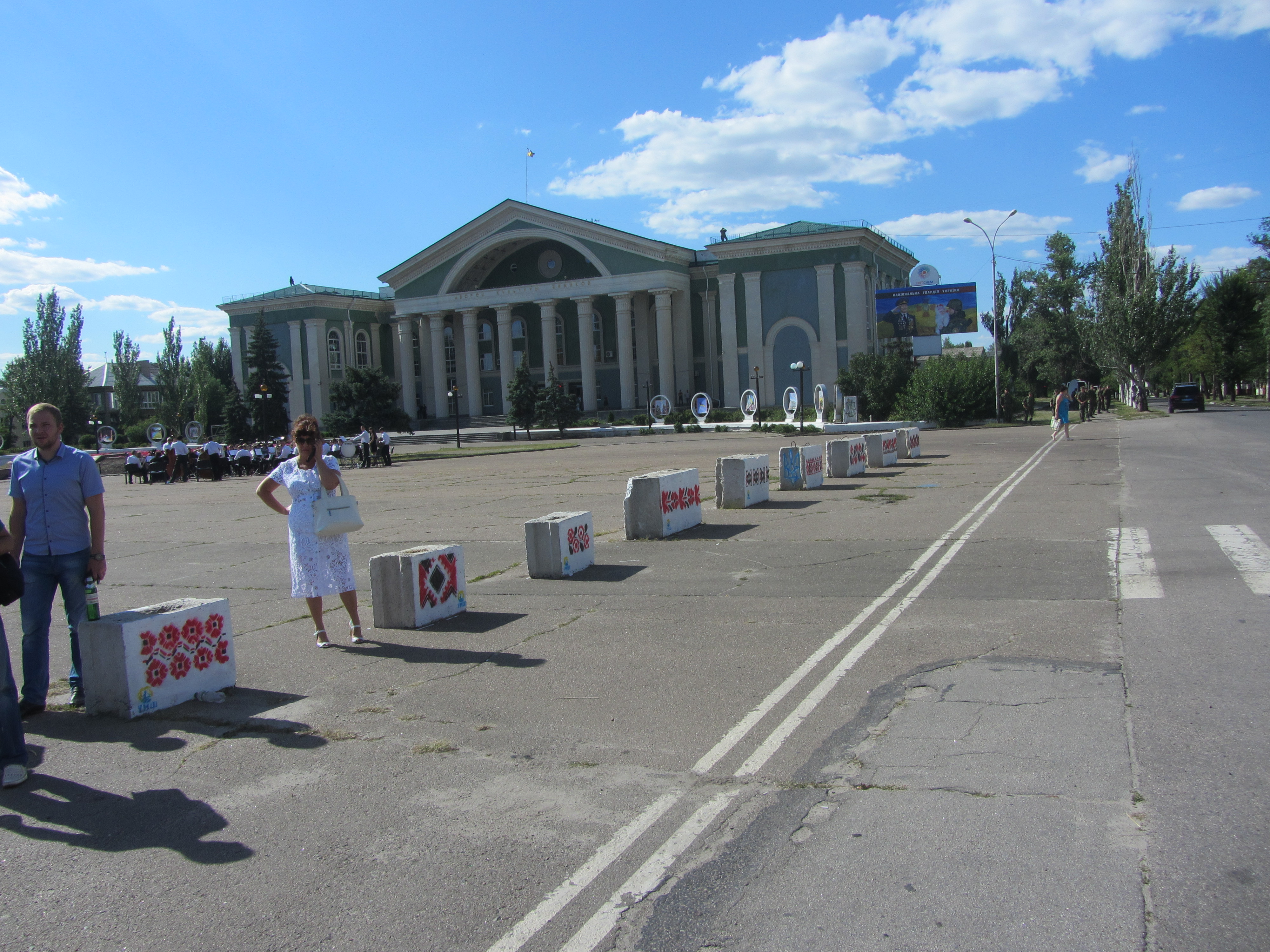 Як фанатично охороняли безпеку Порошенка у Сєвєродонецьку: снайпери, військові, обшуки і оточення - фото 4
