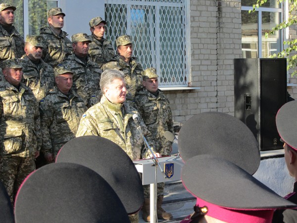 Як Порошенко вклонився перед патріотизмом луганських кадетів, що не зрадили Україну - фото 2