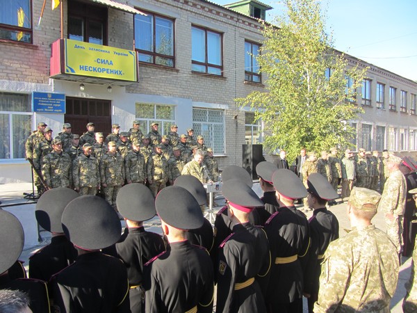 Як Порошенко вклонився перед патріотизмом луганських кадетів, що не зрадили Україну - фото 1
