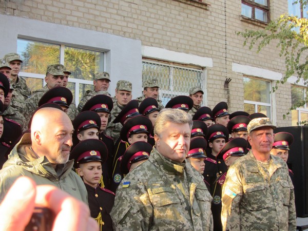 Як Порошенко вклонився перед патріотизмом луганських кадетів, що не зрадили Україну - фото 5