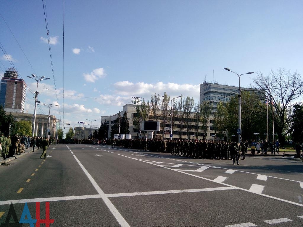 В центрі Донецька бойовики провели імітацію путінського параду (ФОТО, ВІДЕО) - фото 4