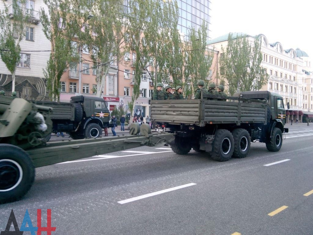 В центрі Донецька бойовики провели імітацію путінського параду (ФОТО, ВІДЕО) - фото 3