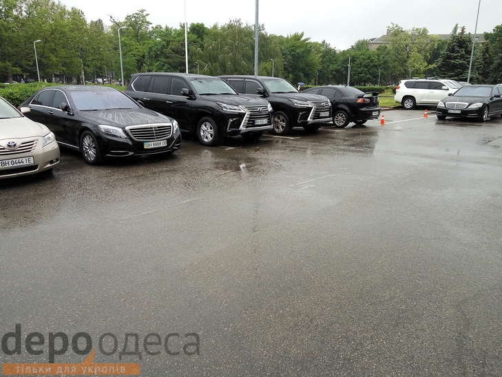 Депутати облради Одещини приїхали на сесію на автівках з "жирними" номерами - фото 1