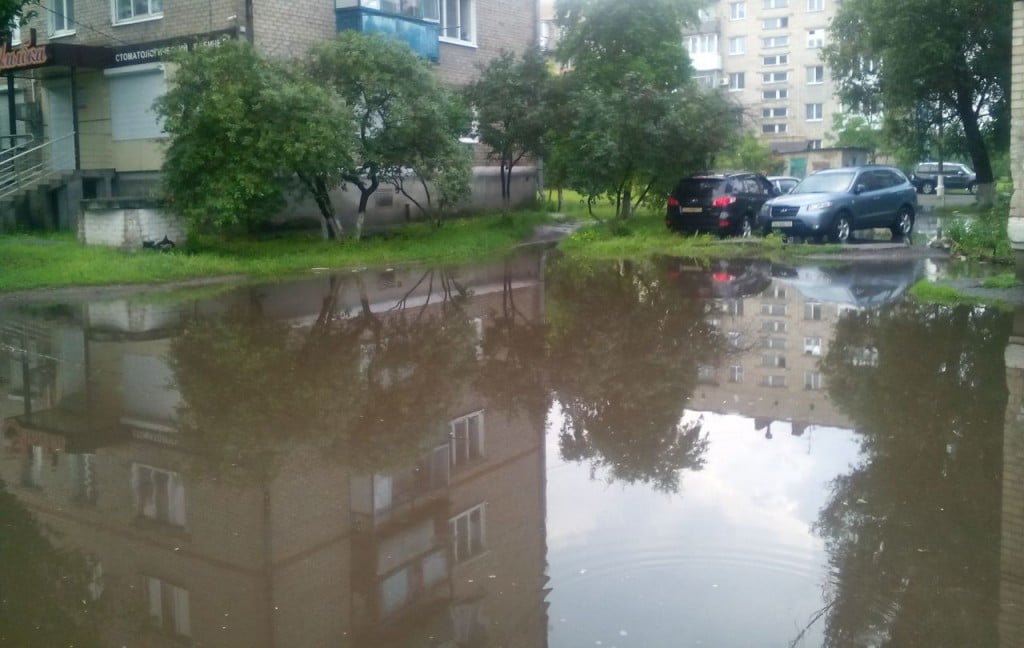 Наслідки зливи у Слов'янську: авто затопило під дах (ФОТО)  - фото 3