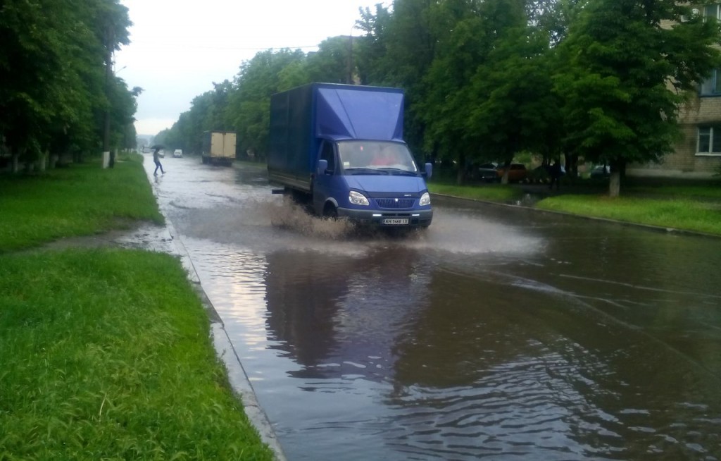 Наслідки зливи у Слов'янську: авто затопило під дах (ФОТО)  - фото 4