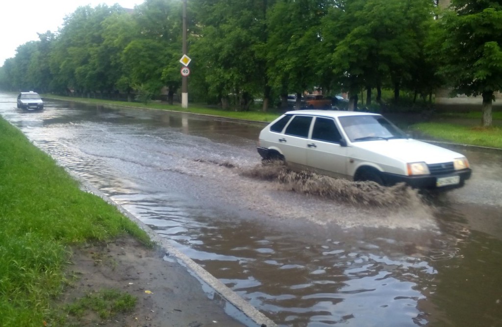 Наслідки зливи у Слов'янську: авто затопило під дах (ФОТО)  - фото 5