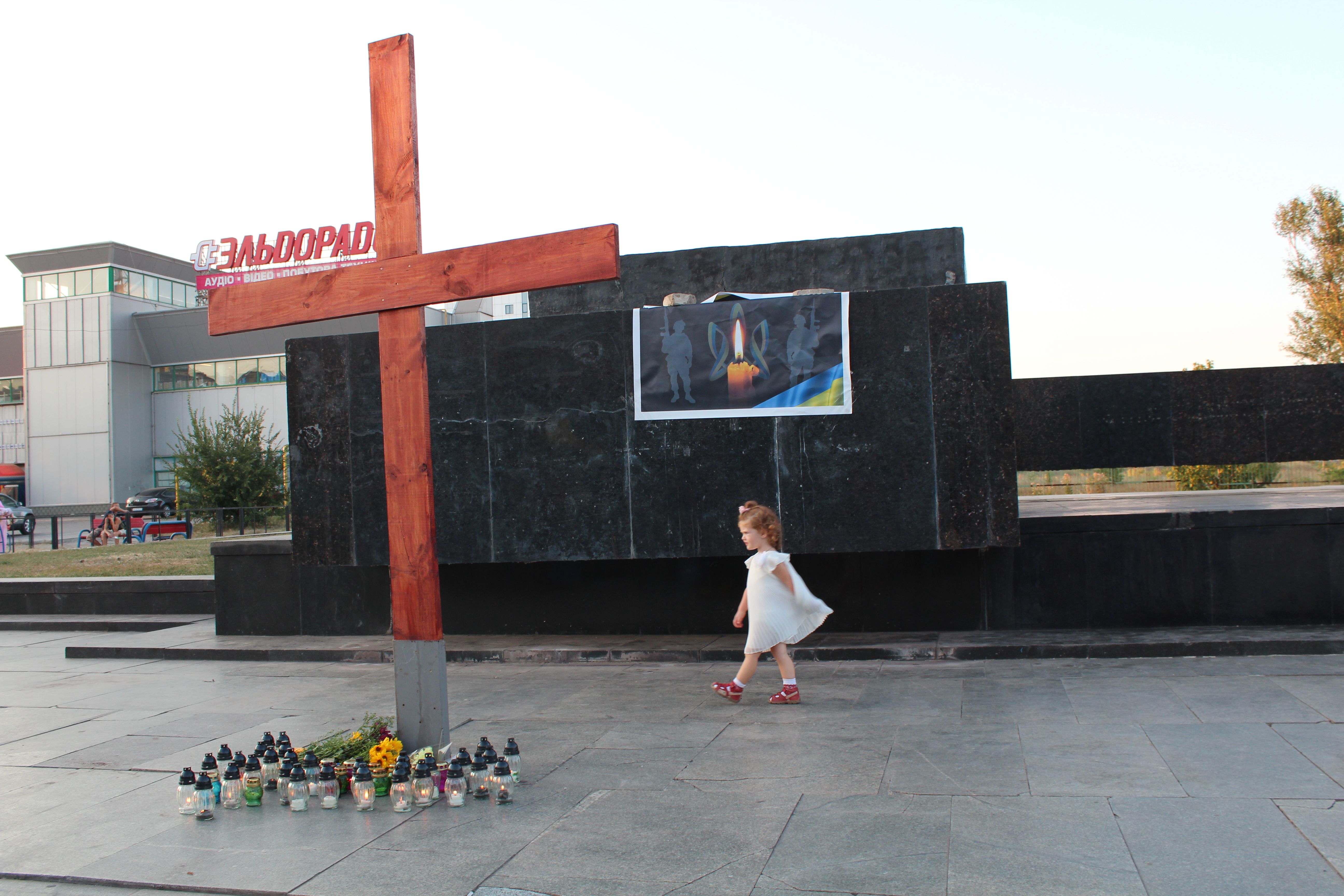 У Маріуполі вшанували пам'ять загиблих у іловайському котлі (ФОТО) - фото 3