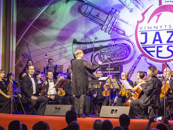 На відкритті джаз-фесту диригент львівського оркестру доручив вінничанці керувати своїми музикантами - фото 1
