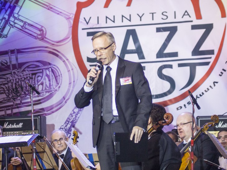 На відкритті джаз-фесту диригент львівського оркестру доручив вінничанці керувати своїми музикантами - фото 2